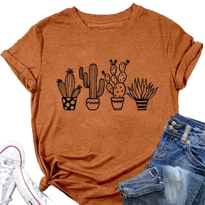 Dettaglio di una t-shirt arancione in cotone con stampa cactus e maniche arrotolate