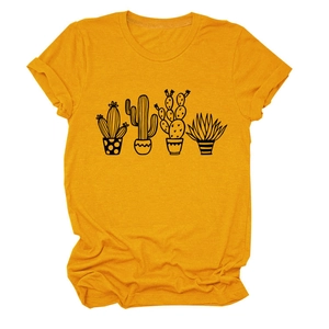 Dettaglio ravvicinato della stampa grafica cactus sulla t-shirt gialla in cotone