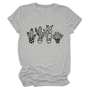 Dettaglio di una t-shirt grigia a girocollo con stampa minimalista di cactus neri
