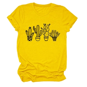 Dettaglio della maglietta in cotone giallo con stampe minimaliste di cactus neri