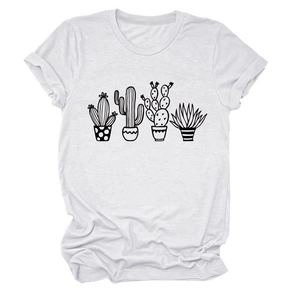 Dettaglio delle maniche con risvolto e stampa di cactus neri su t-shirt bianca