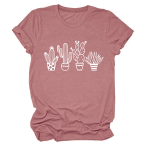 Dettaglio del tessuto in cotone con stampa di cactus bianchi su t-shirt rosso rosa