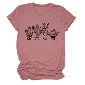 Dettaglio della stampa di cactus e trama del tessuto sulla t-shirt rosa a maniche corte
