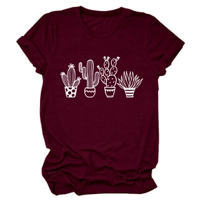 Dettaglio di stampe di cactus bianchi su t-shirt bordeaux in cotone a maniche corte