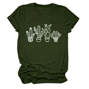 Dettaglio delle maniche risvoltate e stampa cactus bianca su t-shirt verde scuro