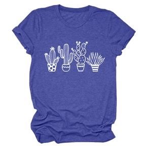 Dettaglio della t-shirt blu-viola con stampa cactus bianca e trama del tessuto morbido