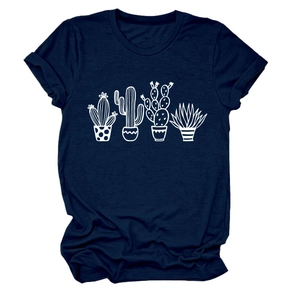 Dettaglio dei risvolti e stampa di cactus bianco su maglietta in cotone blu navy