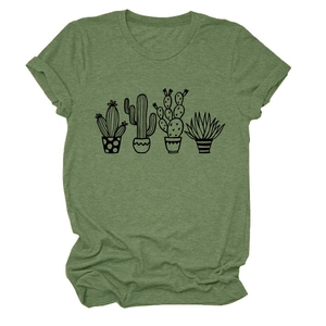Dettaglio della maglietta verde militare con stampa cactus e linee nere dallo stile minimalista