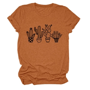 Dettaglio del tessuto in cotone e stampa cactus su t-shirt rossa ruggine a maniche corte