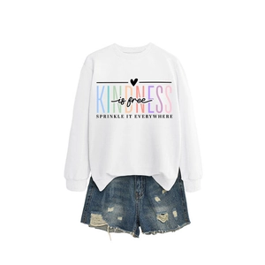 Ensemble sweat-shirt blanc Kindness is Free et short en jean vieilli pour femme