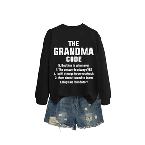 Sweat-shirt noir The Grandma Code avec short en jean délavé pour un look décontracté