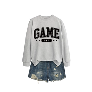 Sweat gris Game Day avec étoiles et short en jean bleu en vue à plat d'ensemble