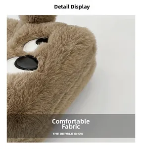 Gros plan détaillé sur le tissu en peluche marron doux avec un design d'oeil de dessin animé