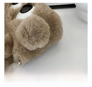 Gros plan sur la texture pelucheuse marron avec détails d'yeux et crochet doré