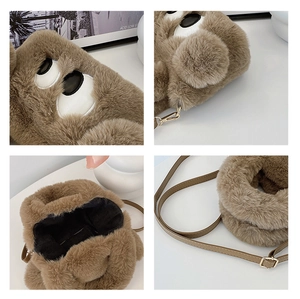 Détails du sac bandoulière en peluche marron avec yeux de monstre et sangle en cuir