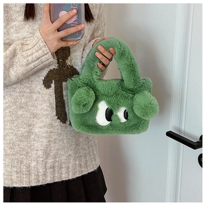 Détail du sac monstre en peluche verte avec de grands yeux 3D et une texture en fourrure