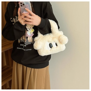 Gros plan d'un sac à main en peluche crème avec des yeux de dessin animé et oreilles