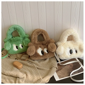 Trois sacs à bandoulière en peluche vert, café et blanc avec de mignons détails d'yeux