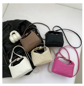 Draufsicht auf Mini-Webtaschen in fünf Farben mit verstellbaren Riemen und goldener Hardware
