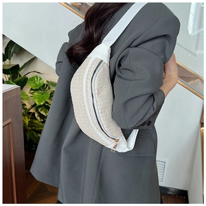 Détail du sac de poitrine en tweed tissé avec garniture en cuir blanc et sangle