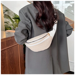 Vue arrière du mannequin portant un sac de poitrine tissé beige avec bordure blanche