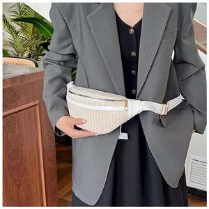 Détail du sac banane en paille tressée avec texture géométrique et bandoulière blanche