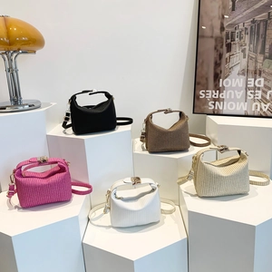 Schicke strukturierte quadratische Handtaschen-Kollektion in fünf Farben mit Metallverschluss