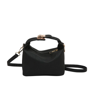Schwarze Handtasche mit Wellentextur, goldenem Verschluss und abnehmbarem Schultergurt