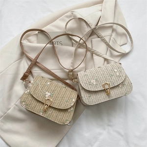 Straw crossbody bag with floral embroidery and gold U-shaped lock in vintage style