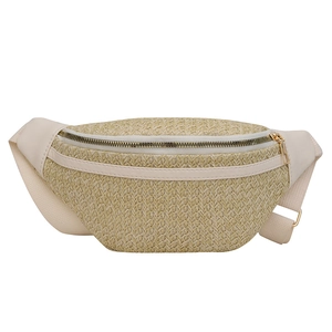 Sac banane en paille tissée pour femme avec garniture en cuir blanc crème et détails dorés