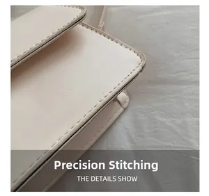 Detailaufnahme der präzisen Nähte und der cremefarbenen Kunstlederanteile einer Handtasche