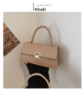 Details der khakifarbenen Vintage-Tasche mit glattem Leder und Goldschnalle