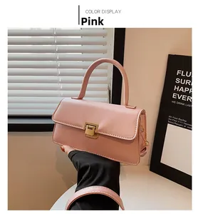 Detailansicht der rosa Ledertasche mit quadratischem goldenem Metallverschluss