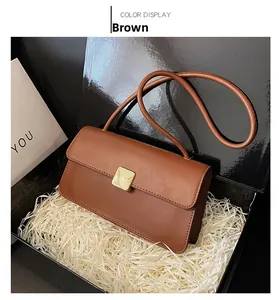 Borsa a tracolla in pelle marrone con fibbia dorata in confezione regalo di lusso