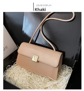 Dettaglio della borsa a tracolla in pelle kaki con fibbia dorata in una scatola regalo