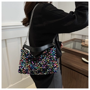 Detail der hobo-tasche mit bunten pailletten, silberner kette und schwarzem ledergriff
