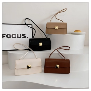 Borse a tracolla squadrate in beige, nero, bianco e marrone con fibbia dorata