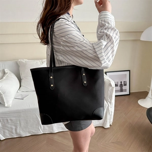 Bolso tote negro minimalista de gran capacidad con remaches dorados para el trabajo