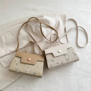 Modieuze crossbodytas van geweven stro en PU-leer met elegante bloemenborduursels