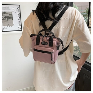 Détail du mini sac à dos en toile rose avec logo SPORT et bretelles réglables
