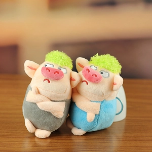 Lustige grüne Plüschschwein-Anhänger mit mürrischem Gesicht in blauer Kleidung