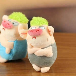 Nahaufnahme der grünhaarigen Schweineplüschtiere in blauem und grauem Outfit am Tisch