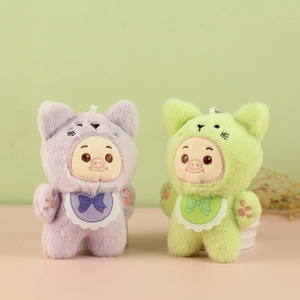 Gros plan de jolis porte-clés en peluche cochon violet et vert avec nœuds doux