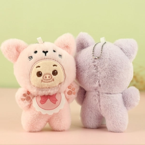 Détail de porte-clés chat en peluche rose et violet avec texture douce et chaînes argent