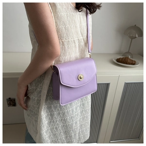 Détail du sac bandoulière lilas avec boucle métallique circulaire dorée rétro