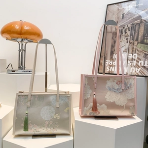 Elegante borsa tote ricamata a fiori con trama in seta e ciondolo con nappa di giada