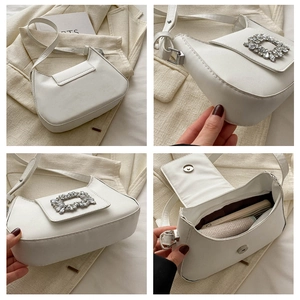Détails du sac blanc avec boucle carrée en strass et vue sur le compartiment interne
