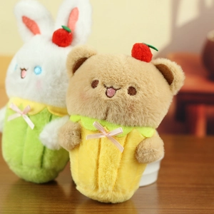 Detail von Plüsch-Hase und Bär-Anhänger in Cupcake-Form mit süßen rosa Schleifen