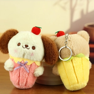 Nahaufnahme süßer Plüsch-Hunde- und Bärenanhänger mit Kirsch-Cupcake-Thema für Taschen