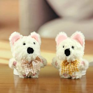 Dettaglio di ciondoli peluche Westie bianchi con pelliccia soffice e fiocchi a quadri